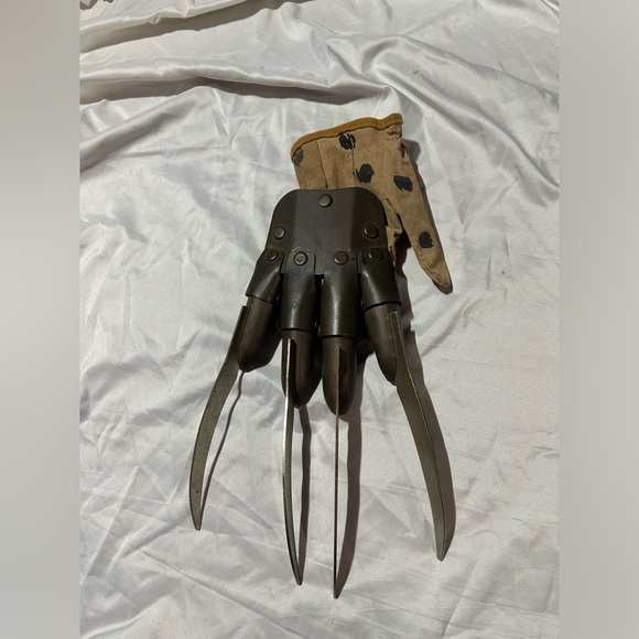 REAL METAL Freddy Krueger Claw - Picture 2 of 6